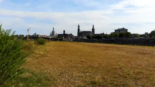 Vuelo aéreo sobre la costa del río Elba en el centro de Dresde, Alemania — Vídeo de stock