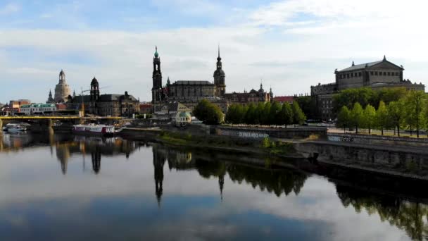 Vuelo aéreo sobre el centro de Dresde, Alemania. Los edificios se reflejan en el agua — Vídeo de stock