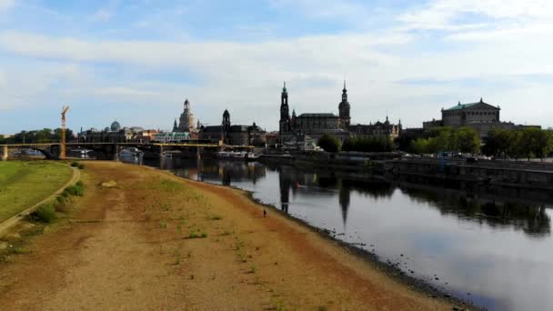 Voo aéreo sobre a costa do rio Elba no centro da cidade de Dresden, Alemanha — Vídeo de Stock
