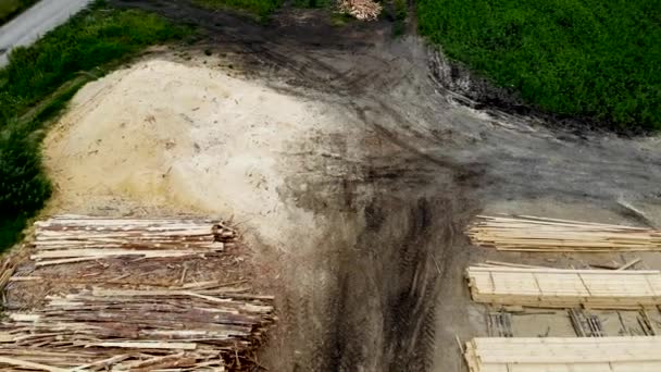 Letecký let nad malou pilou v Rusku. Letecký záběr pořízený dronem — Stock video