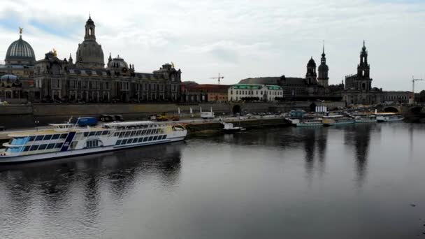 Elbe Nehri 'nin kıyısında, Almanya' nın Dresden şehrinin üzerinde uçan bir hava aracı. — Stok video
