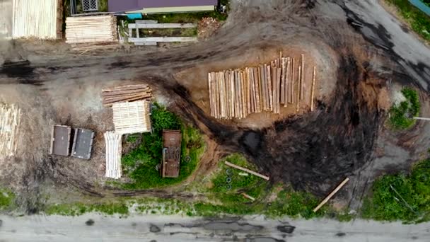 Vol aérien au-dessus d'une petite scierie russe. Prise de vue aérienne par drone — Video