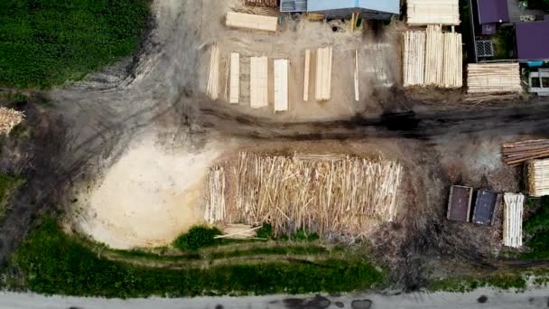 Luchtvlucht over een kleine zagerij in Rusland. Luchtfoto genomen door drone — Stockvideo