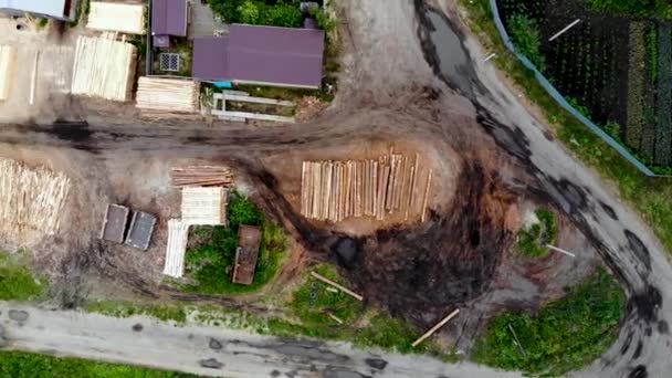 Flyg över ett litet sågverk i Ryssland. Flygfoto taget av drönare — Stockvideo