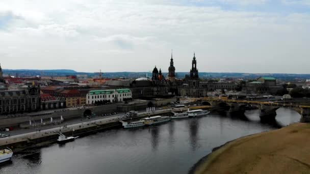 Luchtvliegen over de Elbe, uitzicht op het centrum van Dresden, Duitsland — Stockvideo