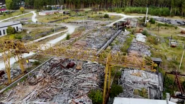 Rundflug über das alte Sägewerk. Holzarbeiten schaden der Ökologie. Per Drohne aufgenommen — Stockvideo