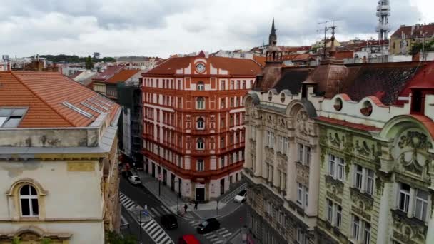 Luchtvlucht langs de gebouwen in het centrum van Praag, Tsjechië — Stockvideo