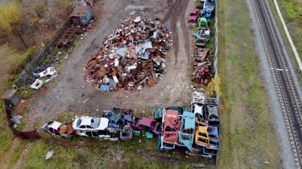 Luftflug über einer kleinen Lagerhalle für das Recycling alter Autos. Per Drohne aufgenommen — Stockvideo