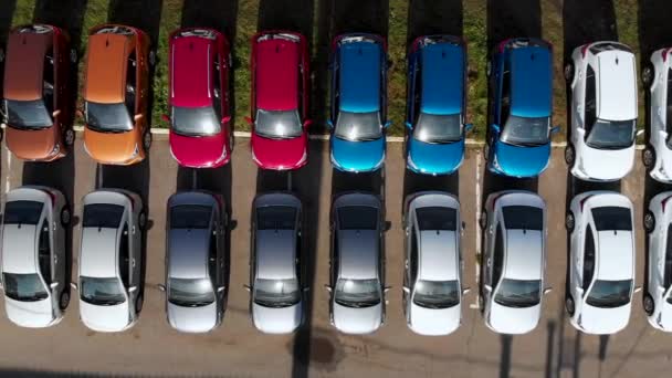 Vuelo aéreo sobre coches multicolores de pie en un estacionamiento. Tomado por dron — Vídeo de stock