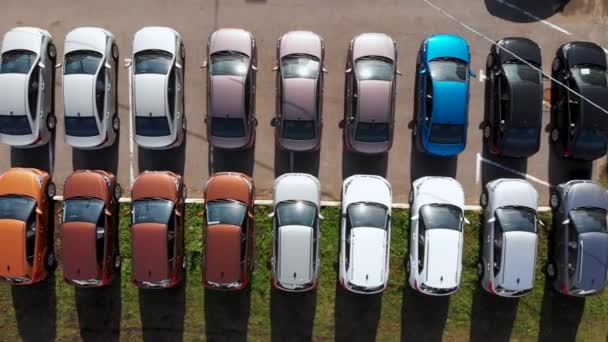 Vuelo aéreo sobre coches multicolores de pie en un estacionamiento. Tomado por dron — Vídeos de Stock