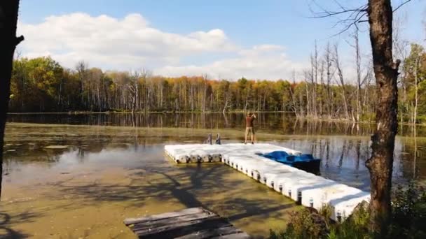 Passez devant le pêcheur qui jette une canne à pêche dans la rivière. Pris par drone — Video