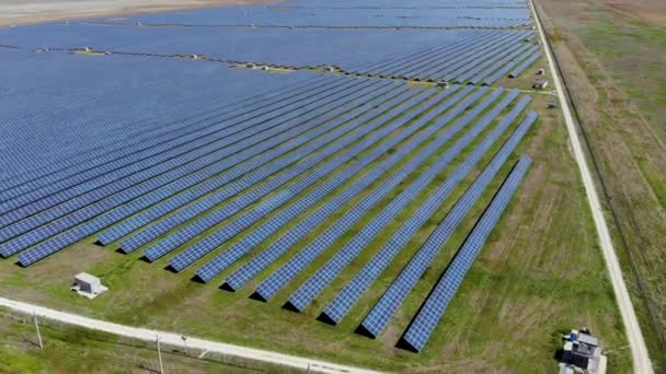 Letecký let nad obrovskou solární elektrárnou. Letecký záběr pořízený dronem — Stock video