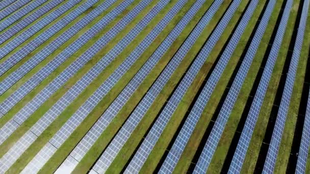 Vuelo aéreo sobre una planta de energía solar. La luz solar se refleja en los paneles solares — Vídeos de Stock