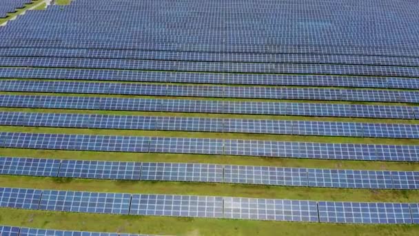 Повітря літає над сонячною електростанцією. Сонячне світло відбивається від сонячних панелей — стокове відео
