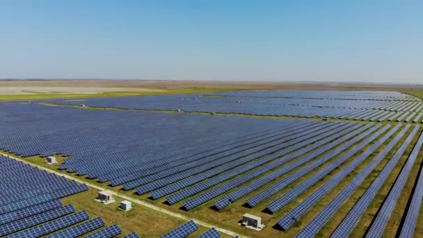 Luftflug über ein riesiges Solarkraftwerk. Luftaufnahme per Drohne — Stockvideo