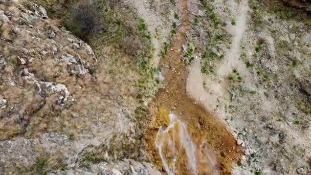 Disparo aéreo de una cascada de montaña. Disparo aéreo tomado por un dron — Vídeos de Stock