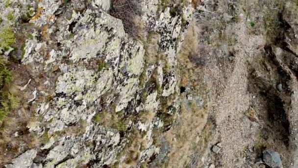 Аэросъемка горного водопада. Аэросъемка, сделанная беспилотником — стоковое видео