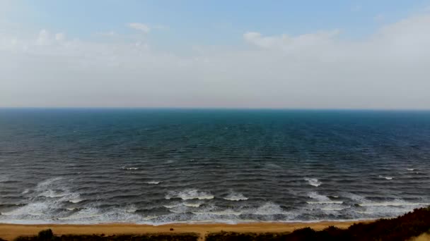 Panorama över havet med stora vågor och himmel, även liten remsa av sandstrand — Stockvideo