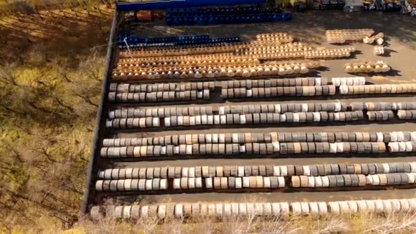 Luchtvaart over een magazijn van houten spoelen. Genomen door drone in de herfst — Stockvideo