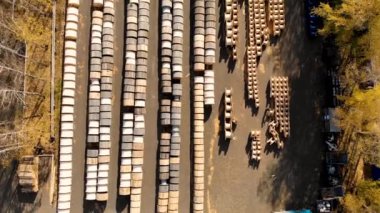 Ahşap bobinlerden oluşan bir depoda uçan hava aracı. Sonbaharda insansız hava aracı tarafından çekiliyor.