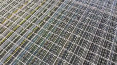 Seranın çatısında havadan uçuş. İnsansız hava aracı tarafından havadan ateş edildi.