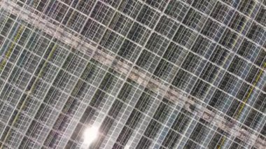 Seranın çatısında havadan uçuş. İnsansız hava aracı tarafından havadan ateş edildi.