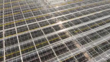 Seranın çatısında havadan uçuş. İnsansız hava aracı tarafından havadan ateş edildi.