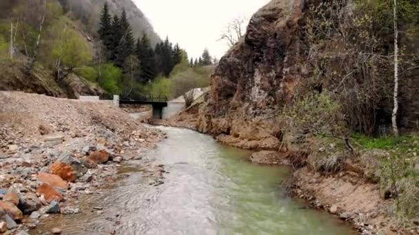Légi repülés egy hegyi folyó és a sziklás part felett. A drón elrabolta. — Stock videók
