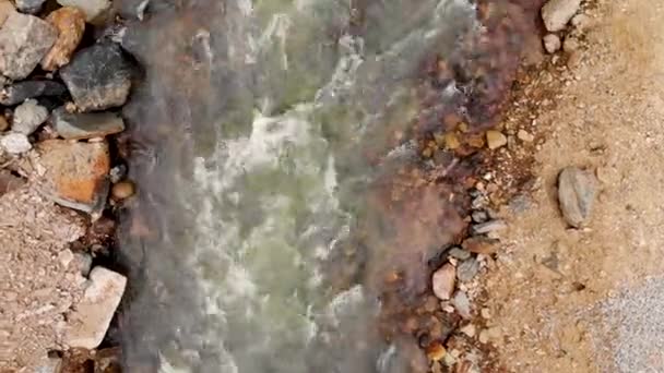 Luftflug über einen Gebirgsfluss und sein felsiges Ufer. Per Drohne aufgenommen — Stockvideo