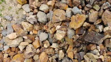 Dağ nehri ve kayalık kıyıları üzerinde havadan uçuş. İnsansız hava aracı tarafından çekiliyor.