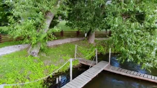 Voo aéreo sobre uma pequena lagoa cercada por verdes perfumados. Tomado por drone — Vídeo de Stock