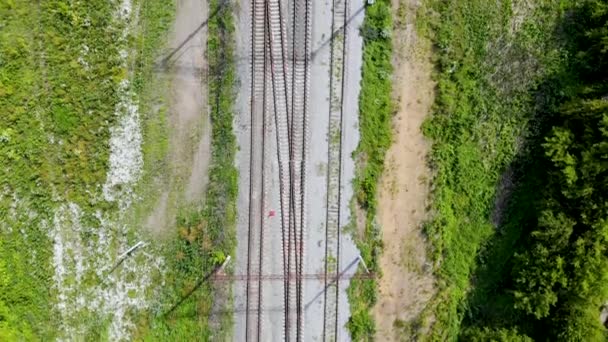 Luftaufnahmen von Eisenbahnen und Ausrüstung. per Drohne aufgenommen, mit Blick nach unten — Stockvideo