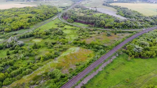 Luchtopname van een spoorwegknooppunt verbonden door een afgerond pad. Genomen door een drone — Stockvideo