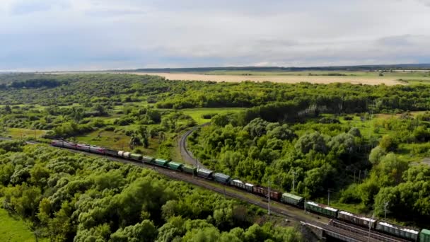 Zdjęcie lotnicze pociągu towarowego, który podróżuje koleją przez węzeł kolejowy — Wideo stockowe
