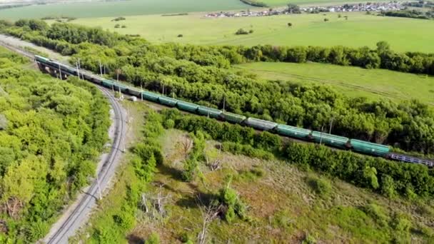 철도를 통해 열차로 여행하는 화물 열차의 공중 촬영 — 비디오