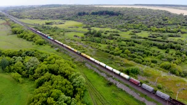 Zdjęcie lotnicze pociągu towarowego, który podróżuje koleją przez węzeł kolejowy — Wideo stockowe