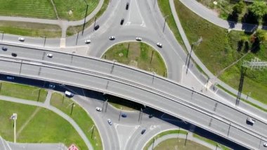 Yol kavşağında hava aracı görüntüsü var. Üstgeçitte trafik vardı.