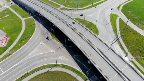 Yol kavşağında hava aracı görüntüsü var. Üstgeçitte trafik vardı. — Stok video