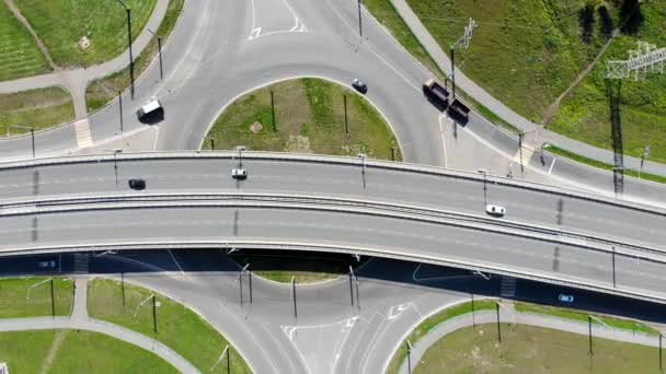 Luchtdrone zicht over de kruising van de weg. Verkeer op viaduct — Stockvideo