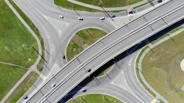 Luchtdrone statisch zicht over de kruising van de weg. Verkeer op viaduct — Stockvideo