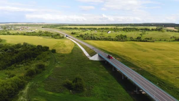 Vliegtuig drone vlucht over de viaduct, waarop auto 's en vrachtwagens passeren — Stockvideo