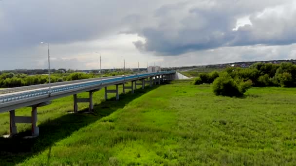 Vliegtuig drone vlucht over de viaduct, waarop auto 's en vrachtwagens passeren — Stockvideo