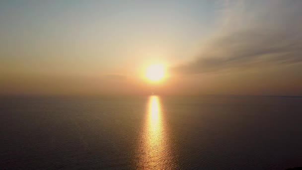 Vue aérienne par drone d'une jeune fille silhouette au coucher du soleil au bord de la mer — Video