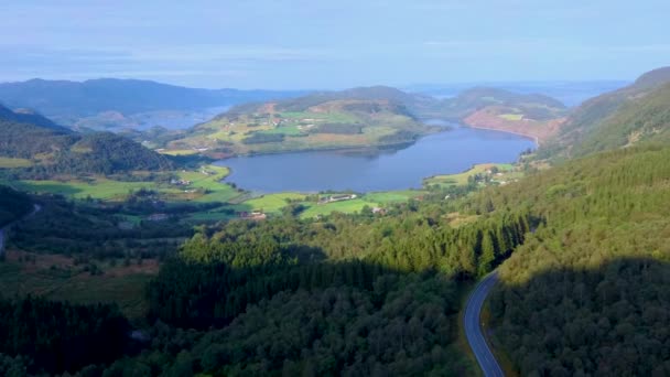 Vuelo aéreo en avión no tripulado en el hermoso valle del lago Hetlandsvatnet en Noruega — Vídeo de stock