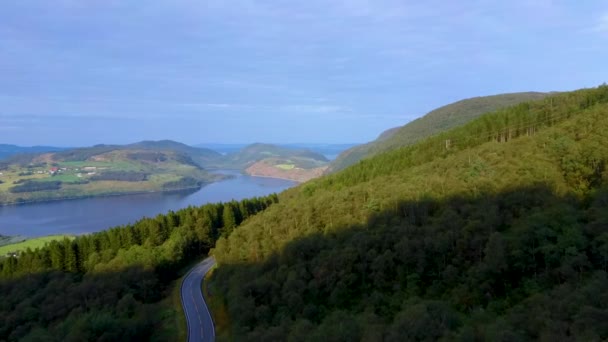 Volo aereo con drone nella splendida valle del lago Hetlandsvatnet in Norvegia — Video Stock