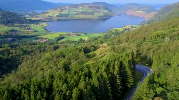 Voo de drone aéreo no belo vale do lago Hetlandsvatnet na Noruega — Vídeo de Stock