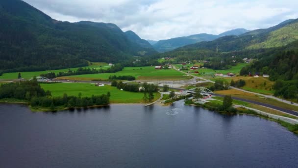 Voo de drone aéreo sobre o lago Hesjadalsvatnet em um belo vale na Noruega — Vídeo de Stock