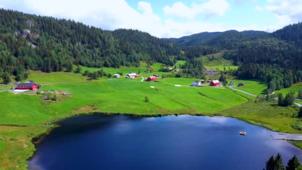 Letecký let dronem nad jezerem v údolí poblíž kostela Eidsborg Stave — Stock video