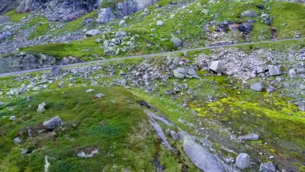 Aereo drone volo su pietroso terreno verde con colline e laghi in Norvegia — Video Stock