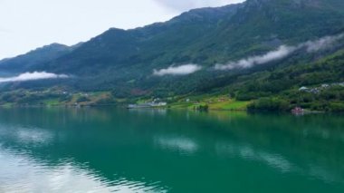 Norveç, Hardangerfjord 'un turkuaz suyu üzerinde insansız hava aracı uçuşu.